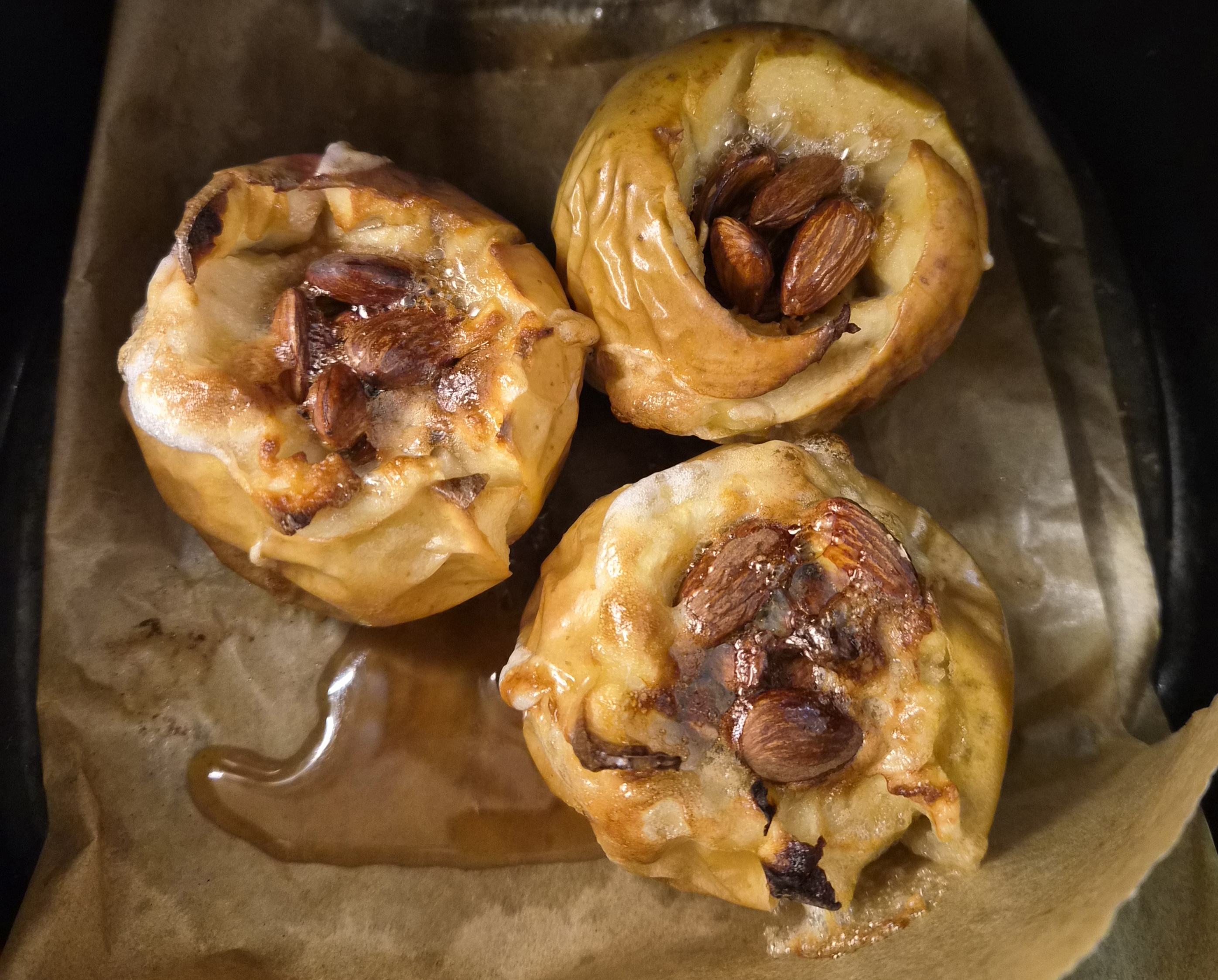 Запечённые яблоки с орехами
