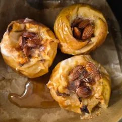 Запечённые яблоки с орехами