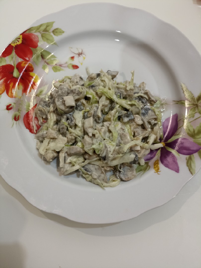Салат с курицей, жаренными шампиньонами и капустой