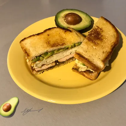 Сандвич с копчёно-отварной куриной грудкой, омлетом и авокадо