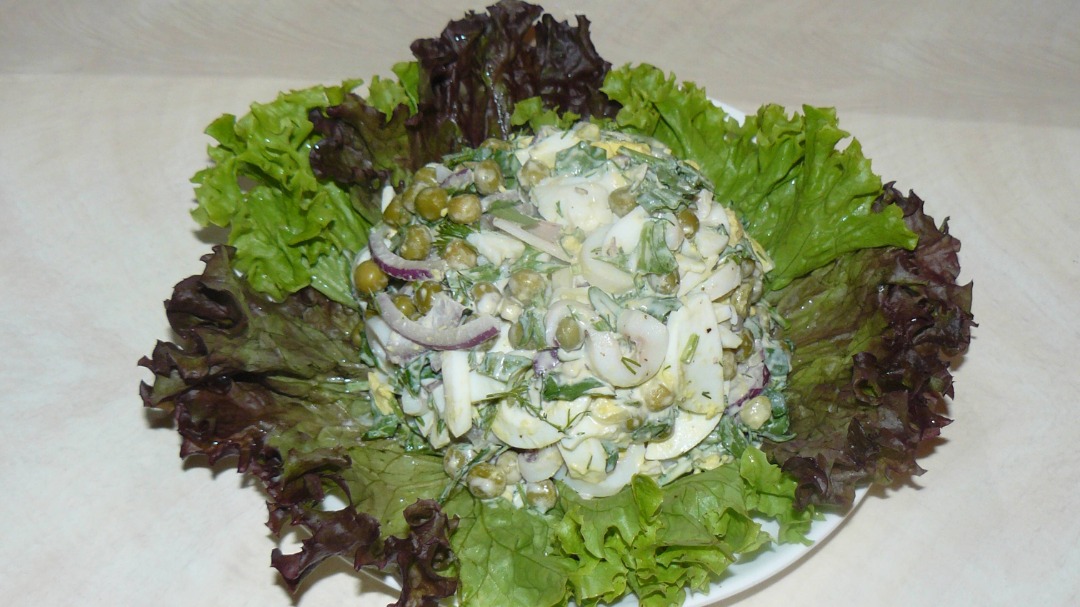 Салат с кальмаром и зелёным горошком