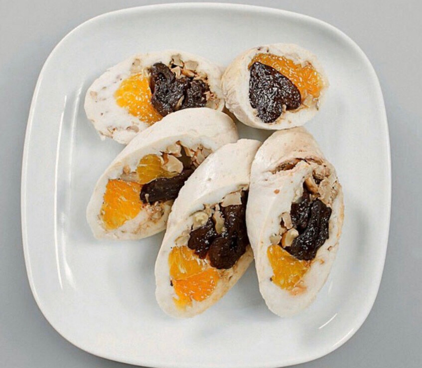 Паровой куриный рулет с черносливом и мандаринами