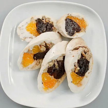 Паровой куриный рулет с черносливом и мандаринами