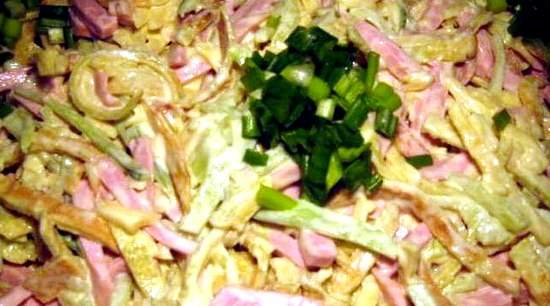 Салат с блинами и колбасой – съедают вмиг
