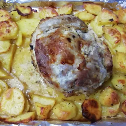 Окорок свиной, запеченный с картошкой