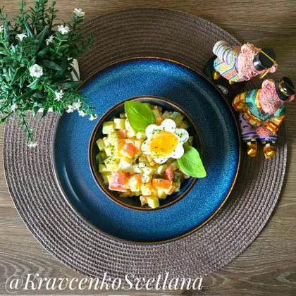 Салат с помидорами, огурцами и яйцом