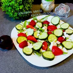 Салат с клубникой, огурцами, рукколой и сыром фета