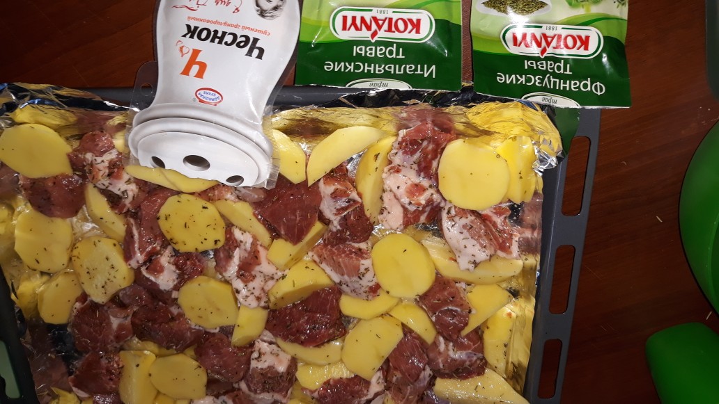 Картошка со свиной шейкой в травах