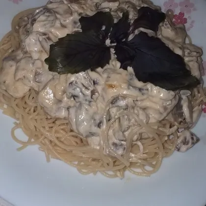 Спагетти со сливочным соусом и шампиньонами. Очень вкусно