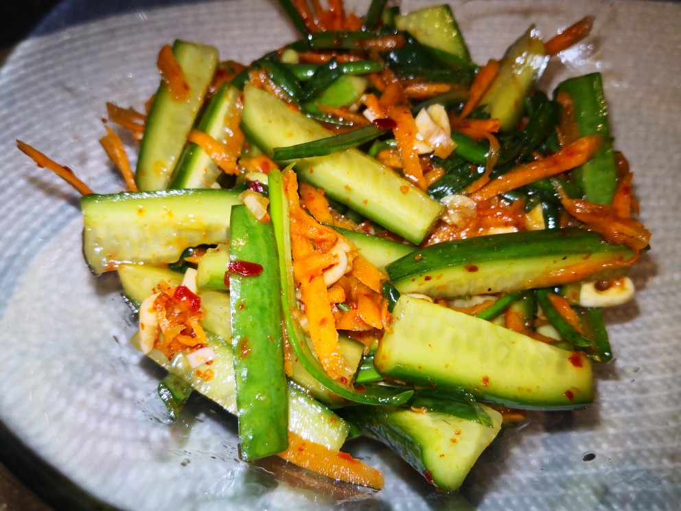 Салат из свежих огурцов, перца и морковки по корейски