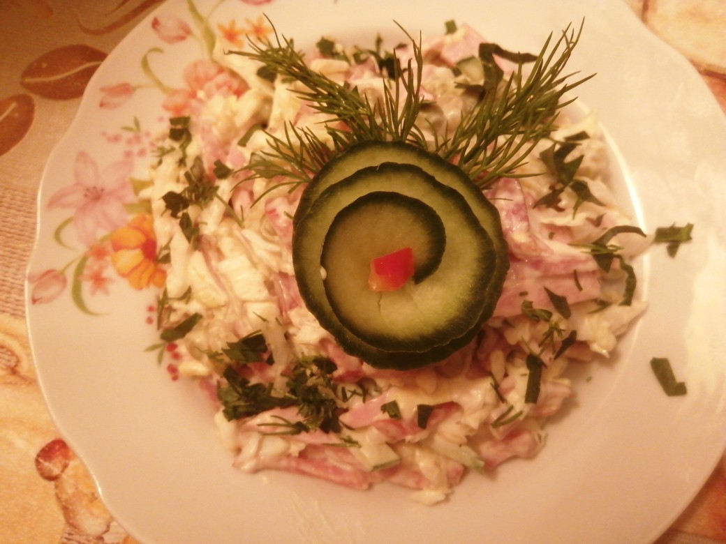 Салат с капустой, горошком и колбасой