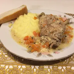 Мясо кролика в сметане с морковью и луком