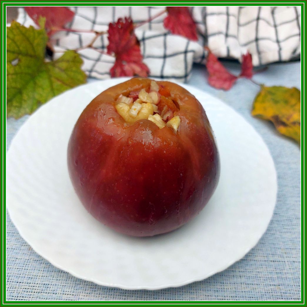 Запеченное яблоко с орехами и курагой в микроволновке