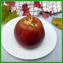 Запеченное яблоко с орехами и курагой в микроволновке