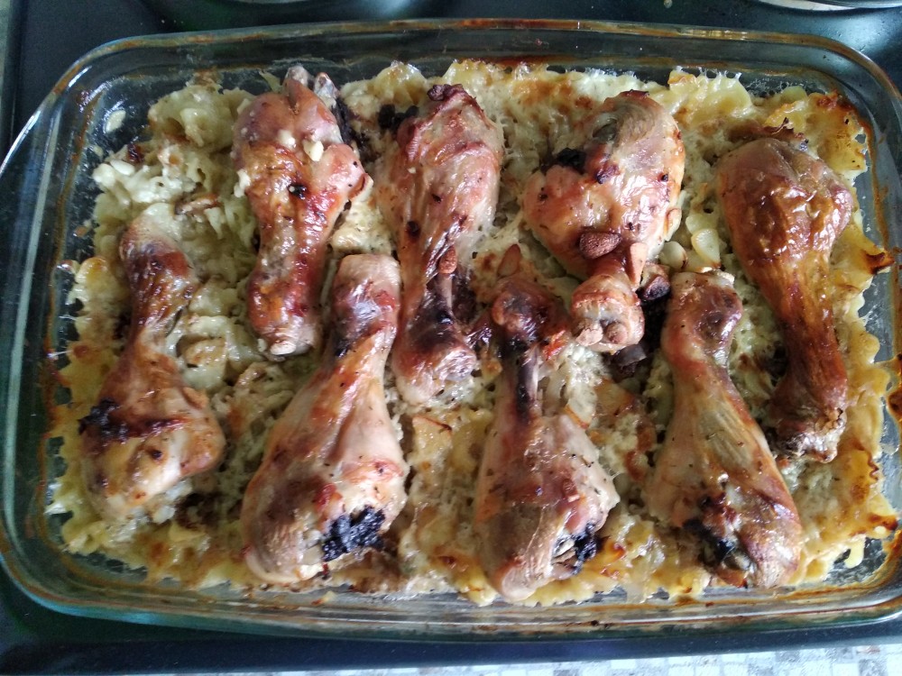 Куриные ножки с макаронами и горошком в одной сковороде