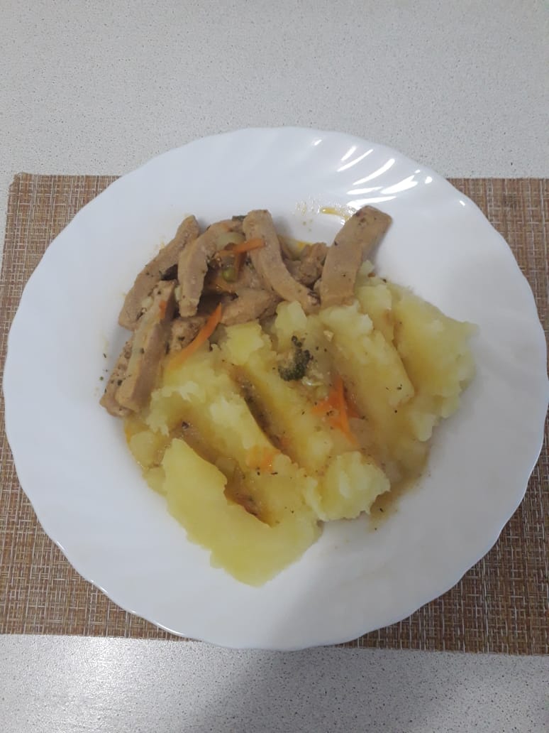 Мясо, тушёное с овощами и черносливом.