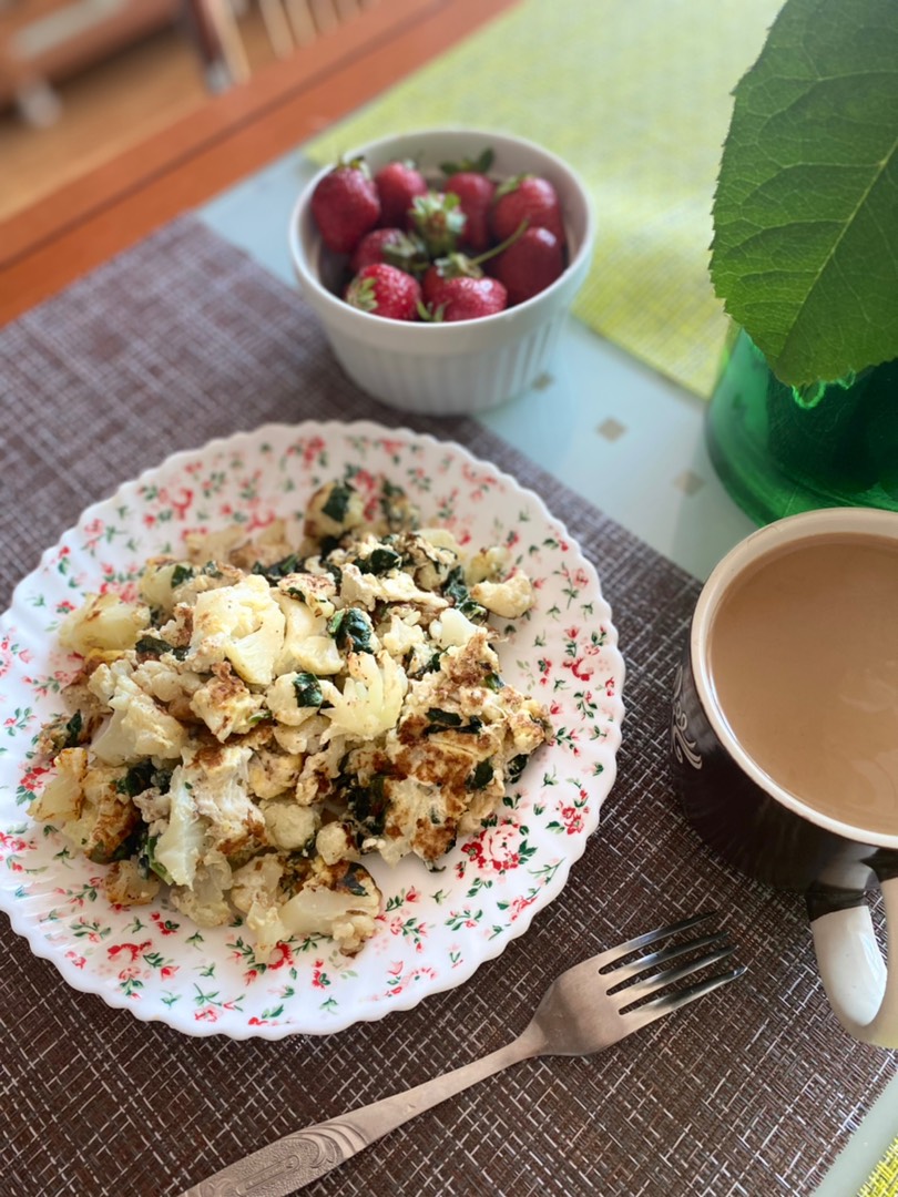 Цветная капуста с сыром, шпинатом и яйцами