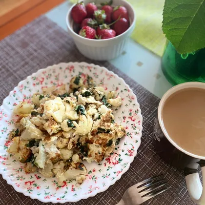 Цветная капуста с сыром, шпинатом и яйцами