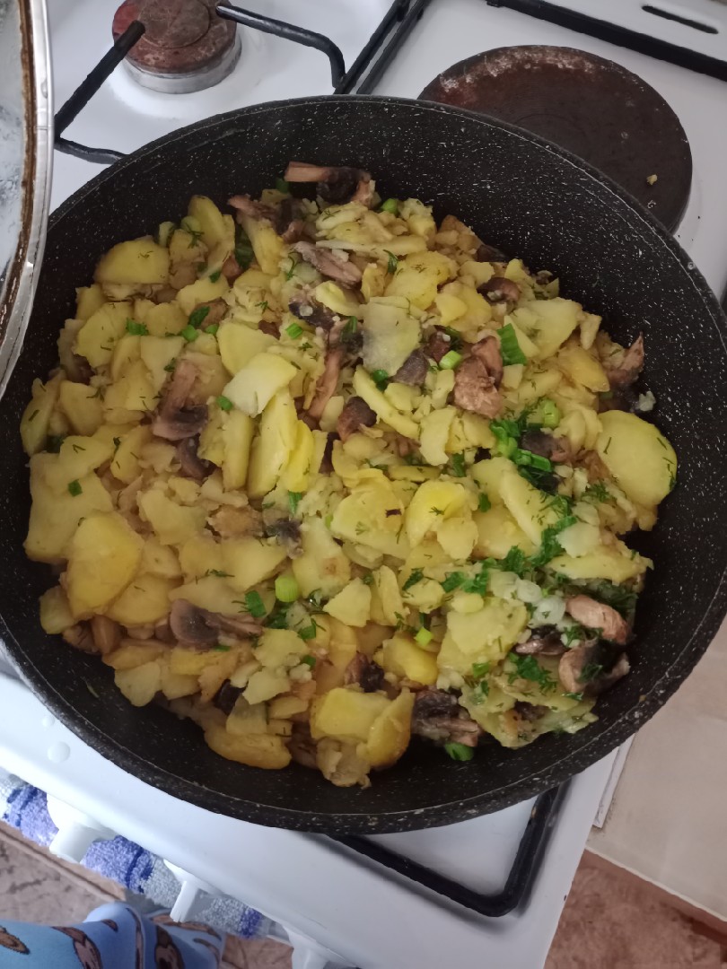 Жареная картошка с грибами и зеленью