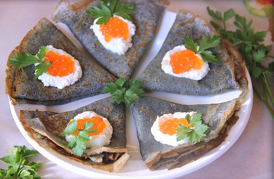 Черные блины с красной икрой