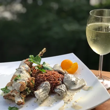 Кролик в сливочно-грибном соусе с белым вином
