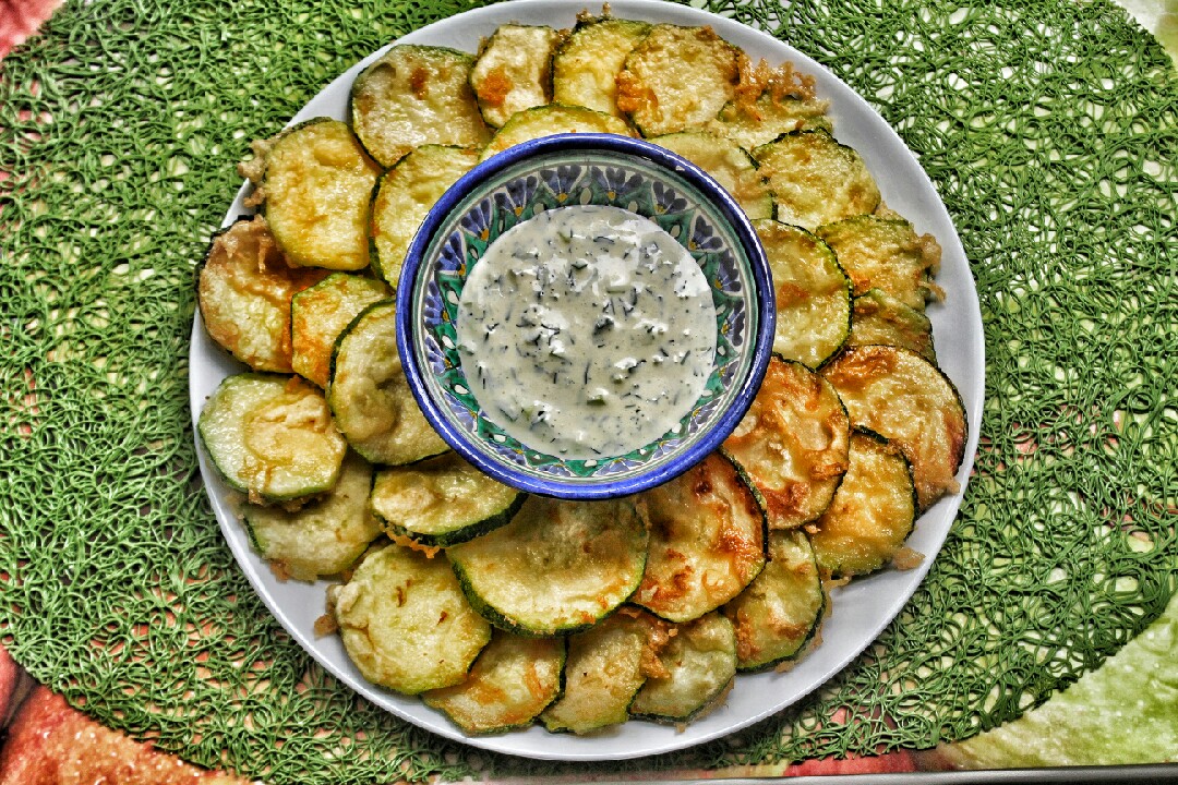 Кабачки в тэмпуре с чесночным соусом