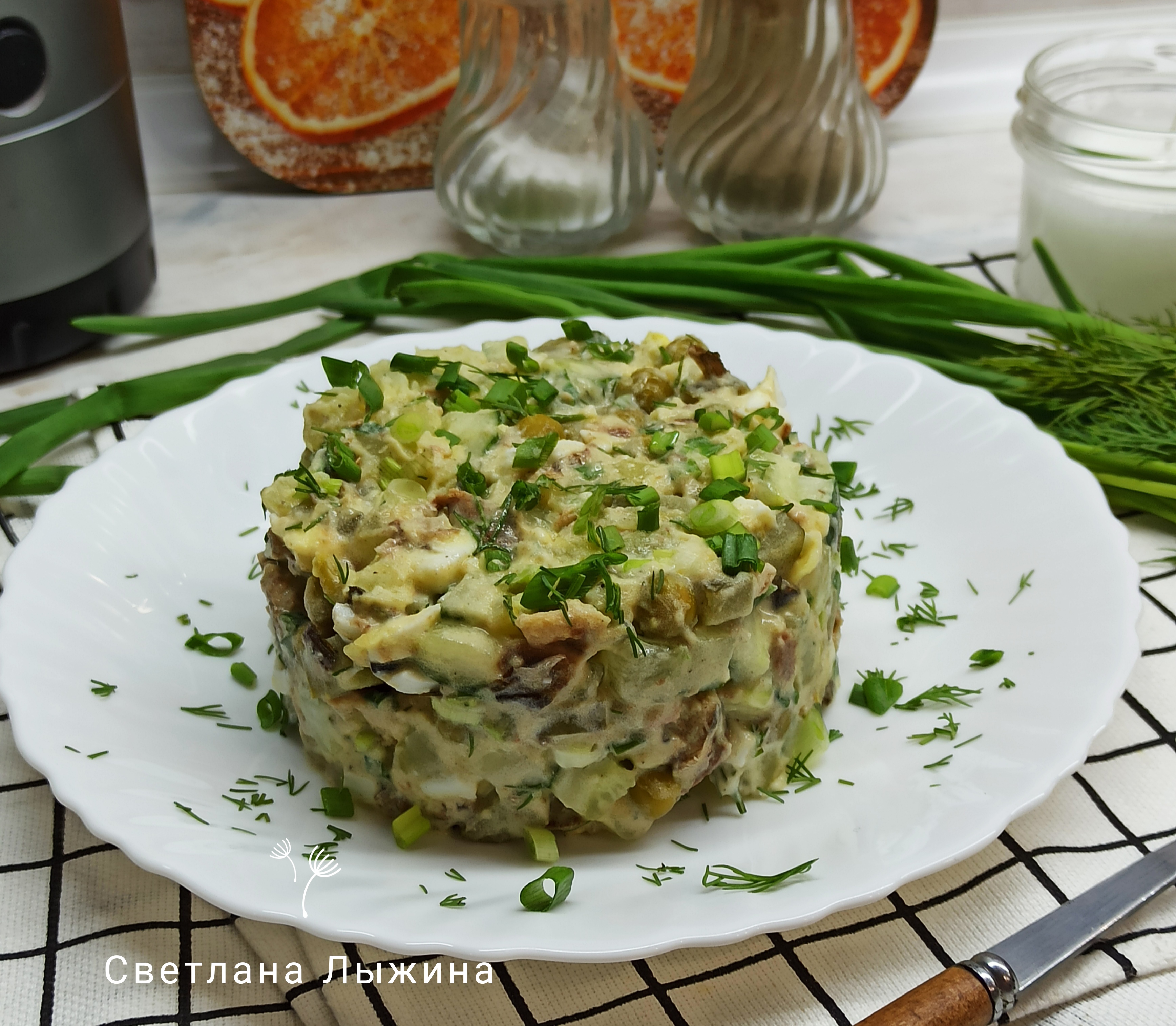 Салат со шпротами, картофелем, горошком и огурцами