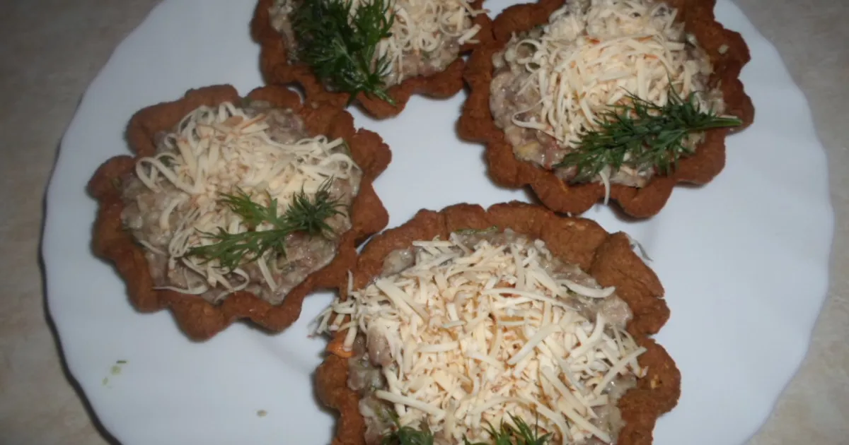 Запечённые тарталетки с грибами, помидорами и сыром