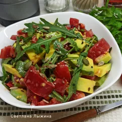 Салат с рукколой, помидорами и авокадо