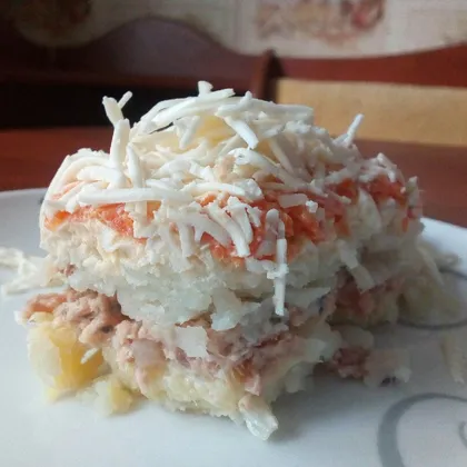 Салат с консервированным лососем (горбушей)