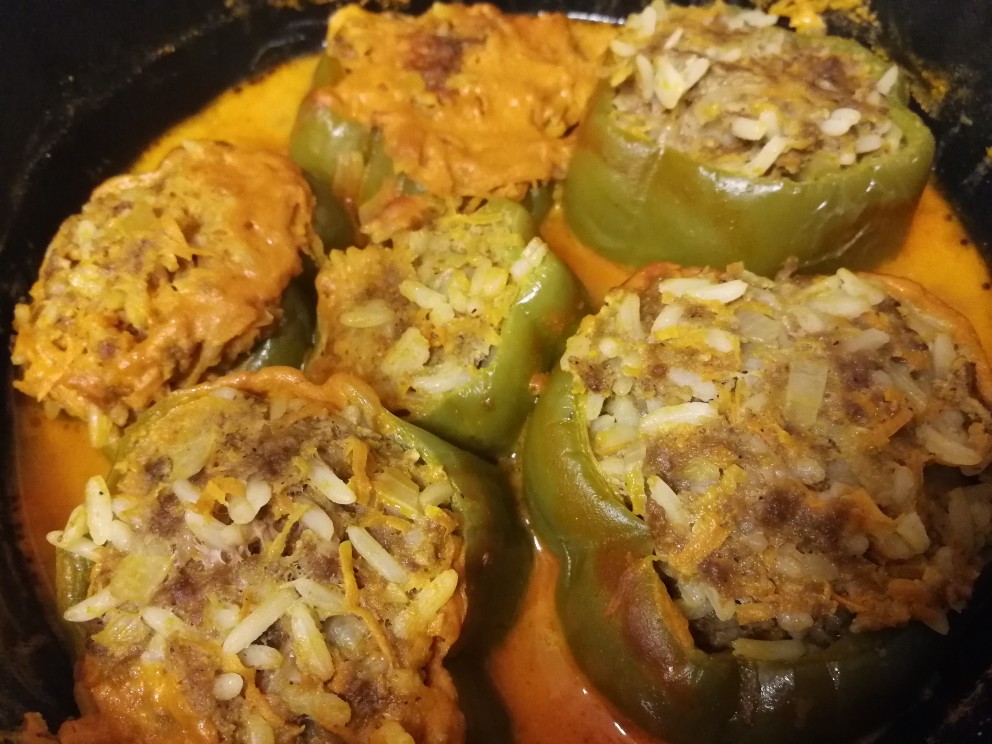 Фаршированный перец в подливке