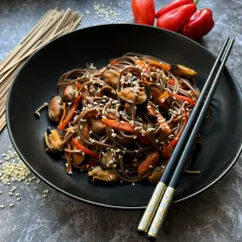 WOK соба с мидиями и устричным соусом