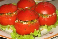 Фаршированные яблоком, огурцами и морковью помидоры