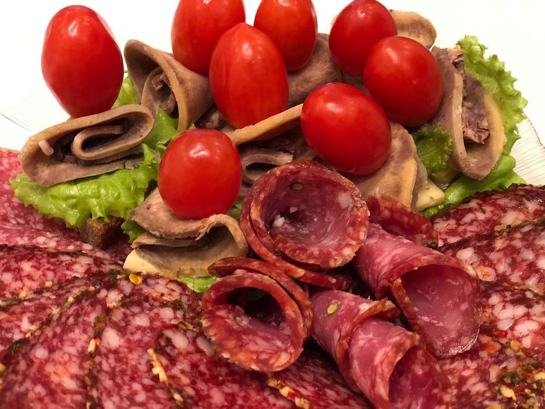Канапе с языком и сыром