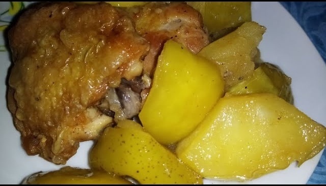 Курица с яблоками на сковороде