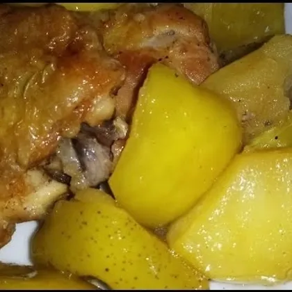 Курица с яблоками на сковороде