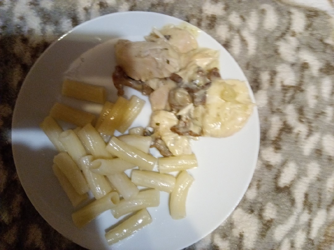 Куриное филе в сметанном соусе с лисичками