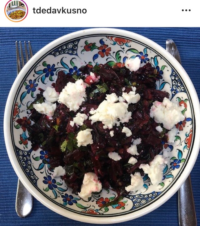 Салат из свёклы, свекольной ботвы и козьего сыра