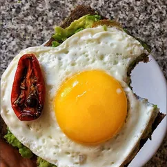 Простой бутер с яйцом🍳🥑🥪