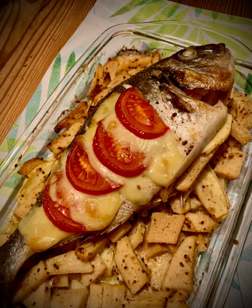 Рыба, запечённая с помидорами, сыром и майонезом