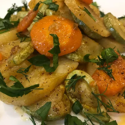 Картофель с кабачком и морковью в духовке