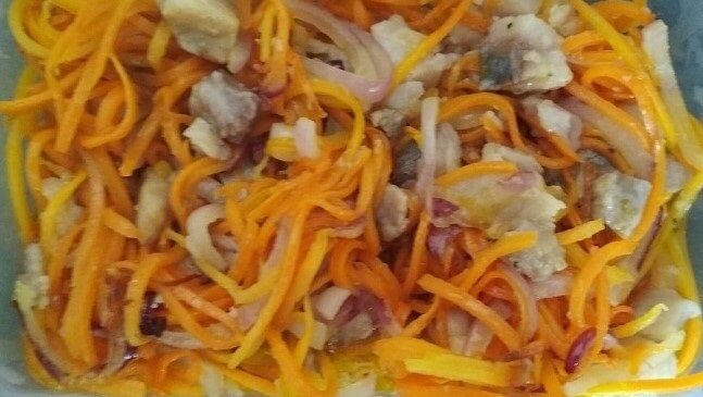Салат с селедкой и морковью