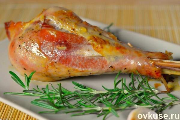 Индюшиная голень с чесноком и розмарином