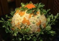 Новогодний салат с курицей, икрой и овощами