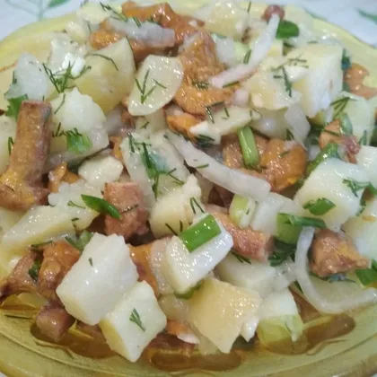 Салат картофельный с маринованными грибами