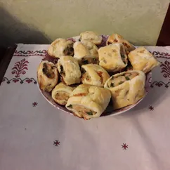 Пирожки с мясом из слоёного теста