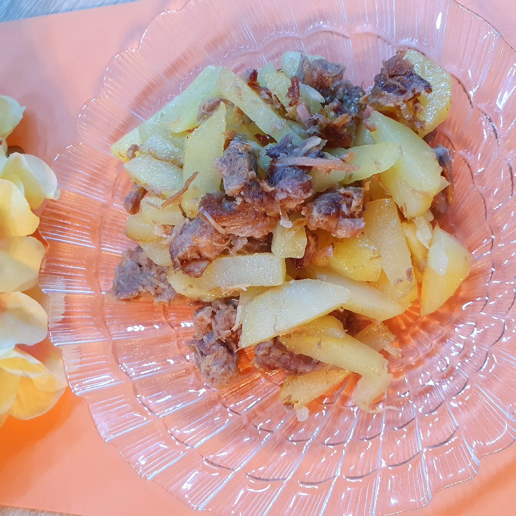 Жаренный картофель с тушёнкой из свинины
