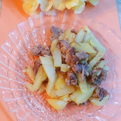 Жаренный картофель с тушёнкой из свинины