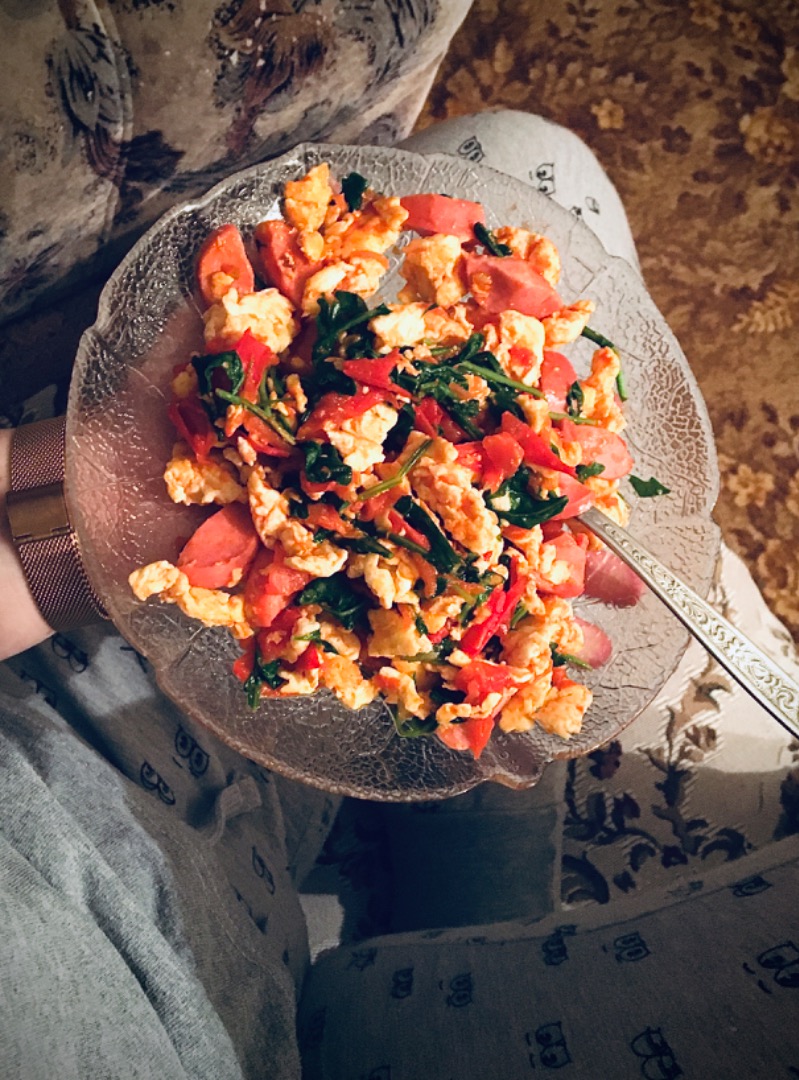 Скрэмбл (Яичница болтунья) с томатами, колбасой и рукколой 🤤