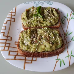 Бутерброды с соусом из авокадо 🥑